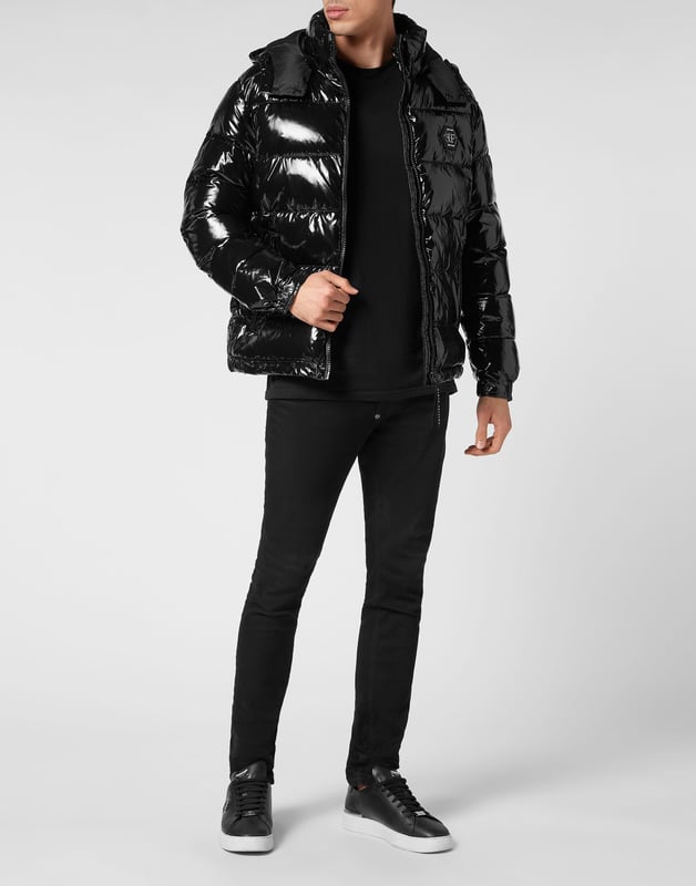 Hochglänzender Daunenbomber aus Nylon mit Kapuze. Das Kleidungsstück ist vollständig gesteppt. Ein Aufnäher aus Saffianleder mit dem PP Hexagon ist auf der linken Brustseite aufgenäht. Reißverschluss und zwei Einschubtaschen mit Reißverschluss. Manschetten mit Druckknöpfen. Kordelzug am unteren Saum. Wattiertes Futter.
