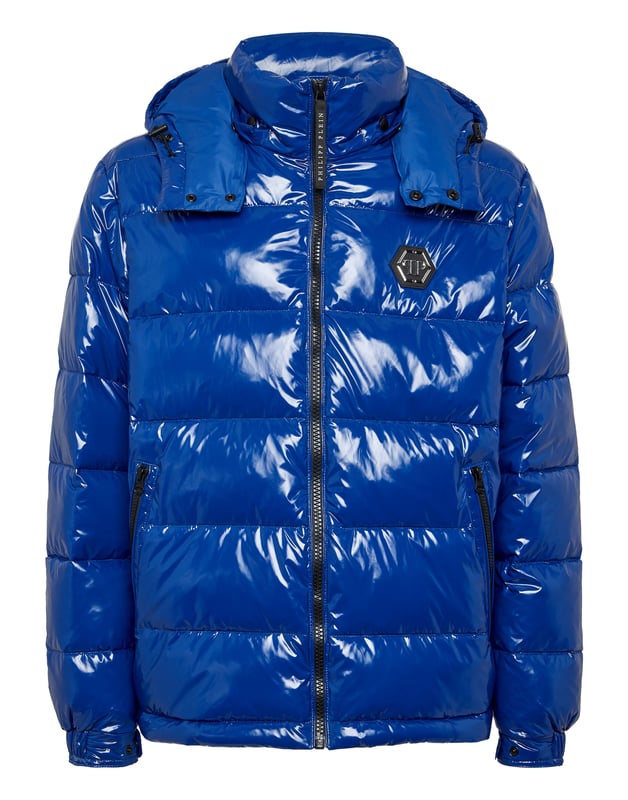 Hochglänzender Daunenbomber aus Nylon mit Kapuze. Das Kleidungsstück ist vollständig gesteppt. Ein Aufnäher aus Saffianleder mit dem PP Hexagon ist auf der linken Brustseite aufgenäht. Reißverschluss und zwei Einschubtaschen mit Reißverschluss. Manschetten mit Druckknöpfen. Kordelzug am unteren Saum. Wattiertes Futter.