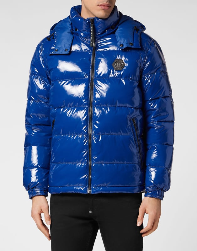 Hochglänzender Daunenbomber aus Nylon mit Kapuze. Das Kleidungsstück ist vollständig gesteppt. Ein Aufnäher aus Saffianleder mit dem PP Hexagon ist auf der linken Brustseite aufgenäht. Reißverschluss und zwei Einschubtaschen mit Reißverschluss. Manschetten mit Druckknöpfen. Kordelzug am unteren Saum. Wattiertes Futter.