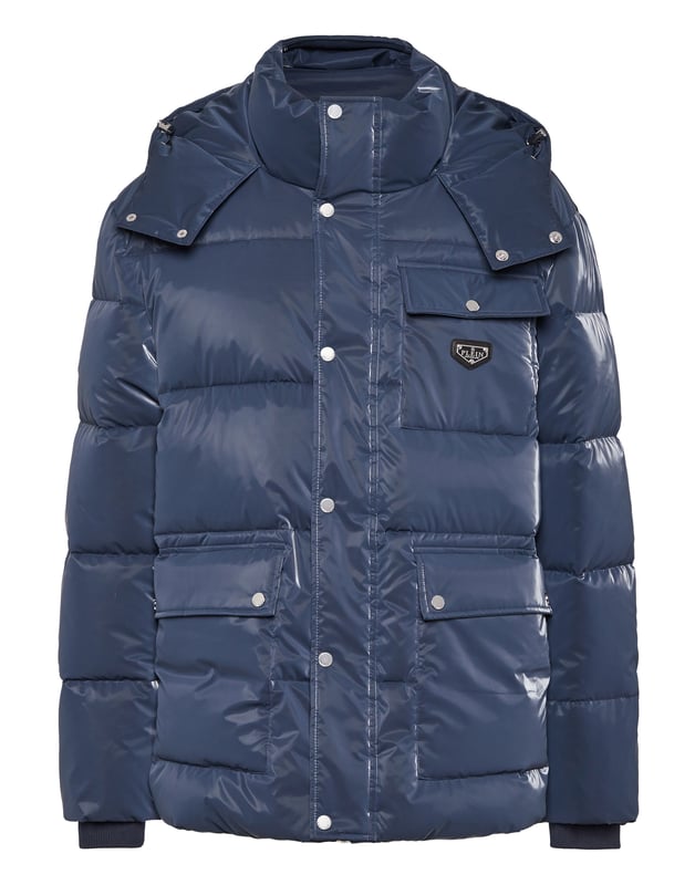 Halten Sie sich stilvoll warm mit dieser gefütterten Nylonjacke, die sowohl für Komfort als auch für Wirkung konzipiert ist. Die glatte, hochglänzende Oberfläche wertet dieses funktionelle Teil auf und macht es perfekt für Wintertage.    Hochglänzende Nylonhülle für einen kühnen, modernen Look.   Vollständig gepolstert und isoliert für optimale Wärme bei kaltem Wetter.   Mehrere Fronttaschen bieten praktischen Stauraum mit Stil.   Druckknopf und Reißverschluss für einen sicheren, mehrschichtigen Sitz.   Ideal für Winterkleidung, die Schutz mit straßentauglichem Stil kombiniert.