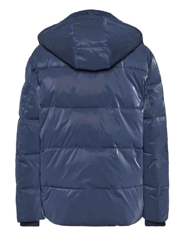 Halten Sie sich stilvoll warm mit dieser gefütterten Nylonjacke, die sowohl für Komfort als auch für Wirkung konzipiert ist. Die glatte, hochglänzende Oberfläche wertet dieses funktionelle Teil auf und macht es perfekt für Wintertage.    Hochglänzende Nylonhülle für einen kühnen, modernen Look.   Vollständig gepolstert und isoliert für optimale Wärme bei kaltem Wetter.   Mehrere Fronttaschen bieten praktischen Stauraum mit Stil.   Druckknopf und Reißverschluss für einen sicheren, mehrschichtigen Sitz.   Ideal für Winterkleidung, die Schutz mit straßentauglichem Stil kombiniert.