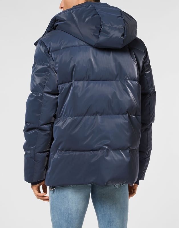Halten Sie sich stilvoll warm mit dieser gefütterten Nylonjacke, die sowohl für Komfort als auch für Wirkung konzipiert ist. Die glatte, hochglänzende Oberfläche wertet dieses funktionelle Teil auf und macht es perfekt für Wintertage.    Hochglänzende Nylonhülle für einen kühnen, modernen Look.   Vollständig gepolstert und isoliert für optimale Wärme bei kaltem Wetter.   Mehrere Fronttaschen bieten praktischen Stauraum mit Stil.   Druckknopf und Reißverschluss für einen sicheren, mehrschichtigen Sitz.   Ideal für Winterkleidung, die Schutz mit straßentauglichem Stil kombiniert.