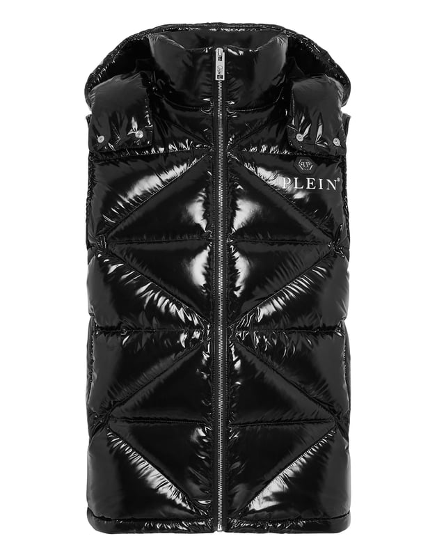 Sie stehen auf einen sportlichen Look, wollen aber nicht auf Stil verzichten? Dann empfehlen wir Ihnen diese ärmellose Daunenjacke aus Nylon.   Hochglänzendes, gestepptes Nylon   Abnehmbare Kapuze   PP Hexagon auf einem aufgenähten Saffianleder-Patch auf der linken Brust   Reißverschluss auf der Vorderseite und an den Taschen   Kordelzug mit Stoppschnur am unteren Saum   Nylon-Futter