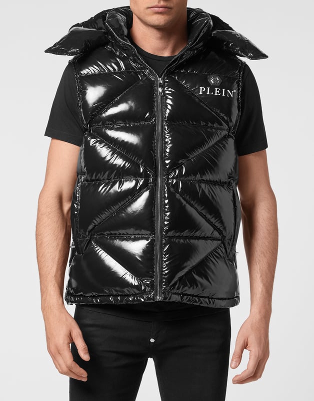 Sie stehen auf einen sportlichen Look, wollen aber nicht auf Stil verzichten? Dann empfehlen wir Ihnen diese ärmellose Daunenjacke aus Nylon.   Hochglänzendes, gestepptes Nylon   Abnehmbare Kapuze   PP Hexagon auf einem aufgenähten Saffianleder-Patch auf der linken Brust   Reißverschluss auf der Vorderseite und an den Taschen   Kordelzug mit Stoppschnur am unteren Saum   Nylon-Futter