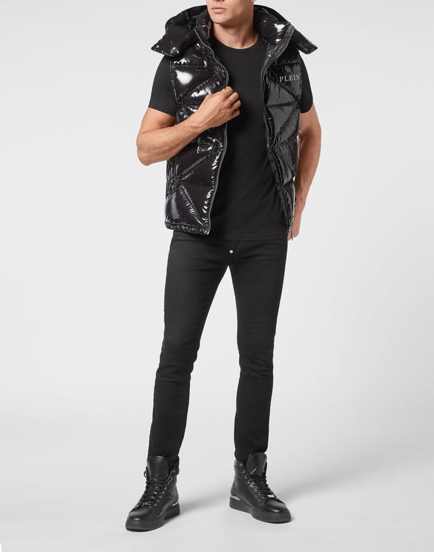 Sie stehen auf einen sportlichen Look, wollen aber nicht auf Stil verzichten? Dann empfehlen wir Ihnen diese ärmellose Daunenjacke aus Nylon.   Hochglänzendes, gestepptes Nylon   Abnehmbare Kapuze   PP Hexagon auf einem aufgenähten Saffianleder-Patch auf der linken Brust   Reißverschluss auf der Vorderseite und an den Taschen   Kordelzug mit Stoppschnur am unteren Saum   Nylon-Futter