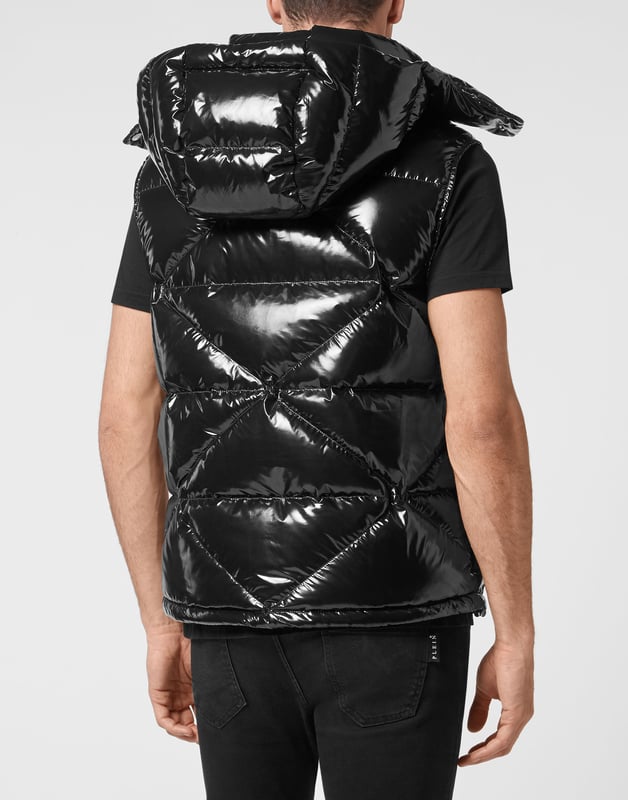Sie stehen auf einen sportlichen Look, wollen aber nicht auf Stil verzichten? Dann empfehlen wir Ihnen diese ärmellose Daunenjacke aus Nylon.   Hochglänzendes, gestepptes Nylon   Abnehmbare Kapuze   PP Hexagon auf einem aufgenähten Saffianleder-Patch auf der linken Brust   Reißverschluss auf der Vorderseite und an den Taschen   Kordelzug mit Stoppschnur am unteren Saum   Nylon-Futter