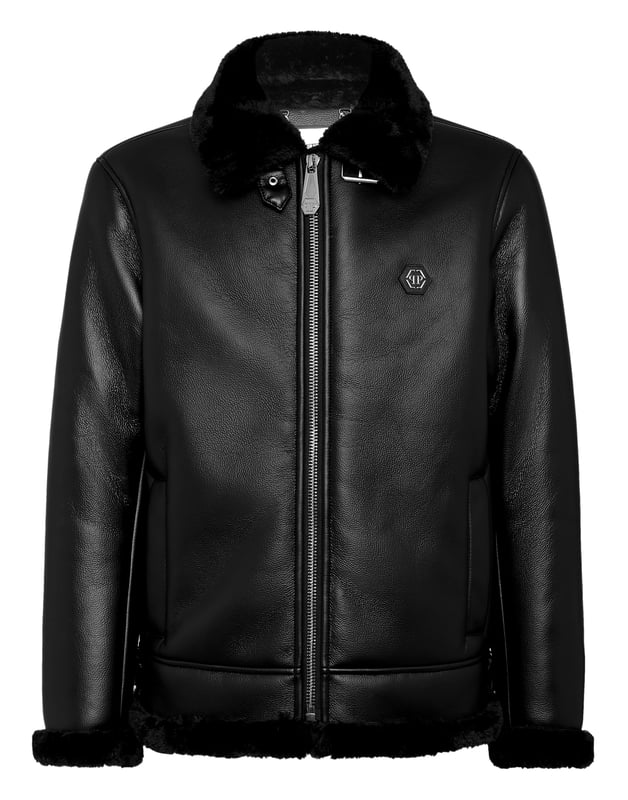 Descubra el estilo de Plein con esta chaqueta de imitación de piel de oveja. Eche un vistazo a sus detalles distintivos.   Piel de imitación de oveja con acabado de ribete de piel.   Cuello camisero de imitación de piel de oveja con dos tiras de imitación de piel   Skull&Bones de imitación de piel de oveja en la espalda   Hexágono PP en un parche de piel saffiano cosido en el pecho izquierdo   Cierre con cremallera   Dos bolsillos abiertos con contorno cosido   Dos tiras laterales en el dobladillo inferior   Sin forro