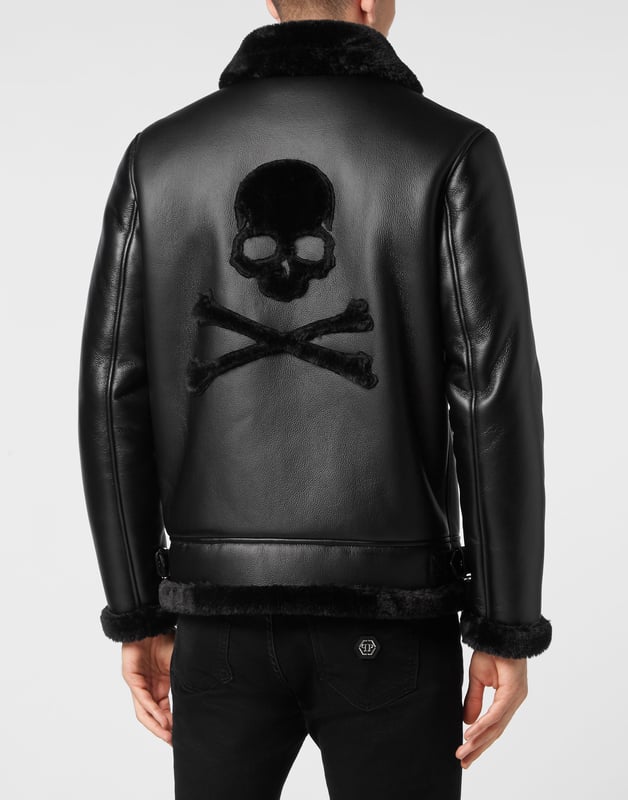 Descubra el estilo de Plein con esta chaqueta de imitación de piel de oveja. Eche un vistazo a sus detalles distintivos.   Piel de imitación de oveja con acabado de ribete de piel.   Cuello camisero de imitación de piel de oveja con dos tiras de imitación de piel   Skull&Bones de imitación de piel de oveja en la espalda   Hexágono PP en un parche de piel saffiano cosido en el pecho izquierdo   Cierre con cremallera   Dos bolsillos abiertos con contorno cosido   Dos tiras laterales en el dobladillo inferior   Sin forro