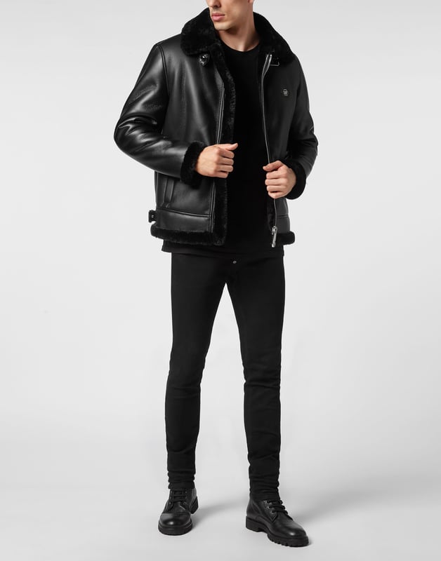 Descubra el estilo de Plein con esta chaqueta de imitación de piel de oveja. Eche un vistazo a sus detalles distintivos.   Piel de imitación de oveja con acabado de ribete de piel.   Cuello camisero de imitación de piel de oveja con dos tiras de imitación de piel   Skull&Bones de imitación de piel de oveja en la espalda   Hexágono PP en un parche de piel saffiano cosido en el pecho izquierdo   Cierre con cremallera   Dos bolsillos abiertos con contorno cosido   Dos tiras laterales en el dobladillo inferior   Sin forro