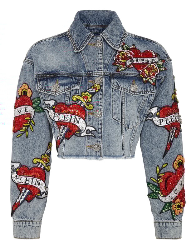 Verfraaid  Draag de stijl van Plein met dit kostbare denim crop jack met de thema-elementen van dit seizoen. Bekijk de kenmerkende details.   Steengewassen denim   Met rijnen versierde patches met Love Tattoo-thema   Metalen juwelenknopen   Twee opgestikte zakken met klep   Ruw gesneden onderboord