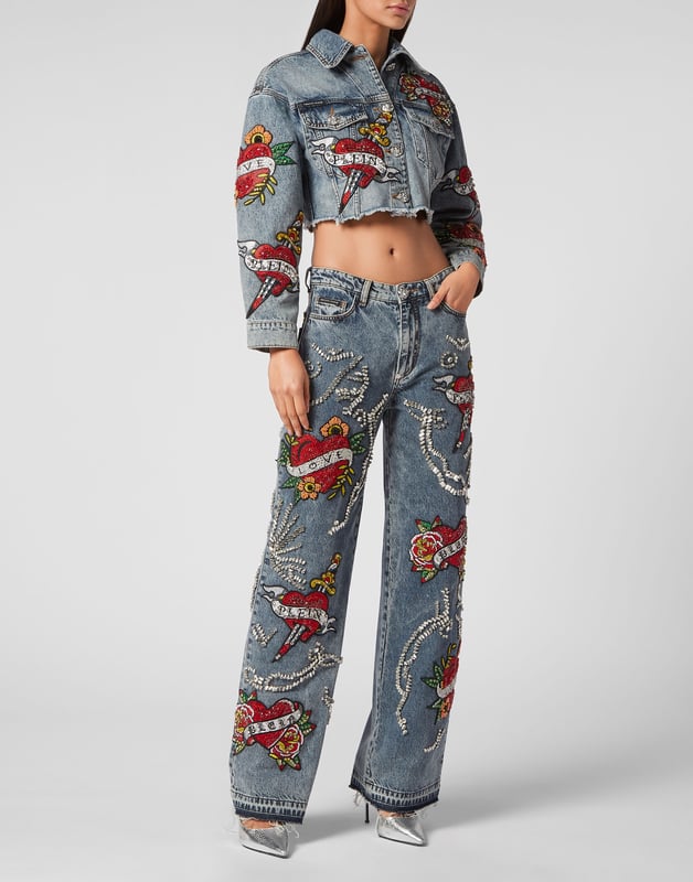 Verfraaid  Draag de stijl van Plein met dit kostbare denim crop jack met de thema-elementen van dit seizoen. Bekijk de kenmerkende details.   Steengewassen denim   Met rijnen versierde patches met Love Tattoo-thema   Metalen juwelenknopen   Twee opgestikte zakken met klep   Ruw gesneden onderboord