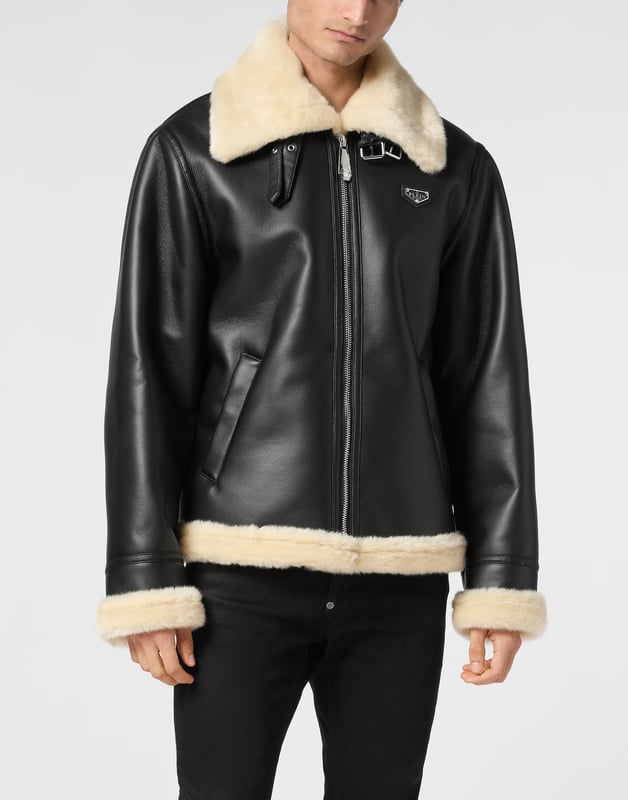Combinando un estilo robusto con un lujoso confort, esta chaqueta de piel de oveja ecológica está diseñada para dar un toque atrevido a la vez que te mantiene abrigado. Una prenda icónica que aporta sofisticación al vestuario para el frío.    Piel de oveja ecológica para un tacto afelpado y acogedor.   Diseño clásico de inspiración aviadora con una silueta estructurada.   Cuello y puños en contraste para un toque refinado.   Cierre de cremallera completa con detalle de logotipo para un look de firma.   Perfecta para el frío, combina lujo y funcionalidad.