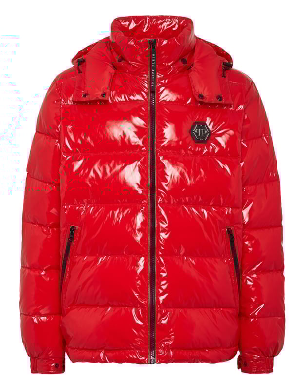 Hoogglanzende nylon bomber met dons en capuchon. Het kledingstuk is volledig gewatteerd. Een saffiaanleren patch met de PP Hexagon is op de linkerborst genaaid. Ritssluiting en twee steekzakken met rits. Manchetten met drukknopen. Koord onderaan de zoom. Zachte voering.