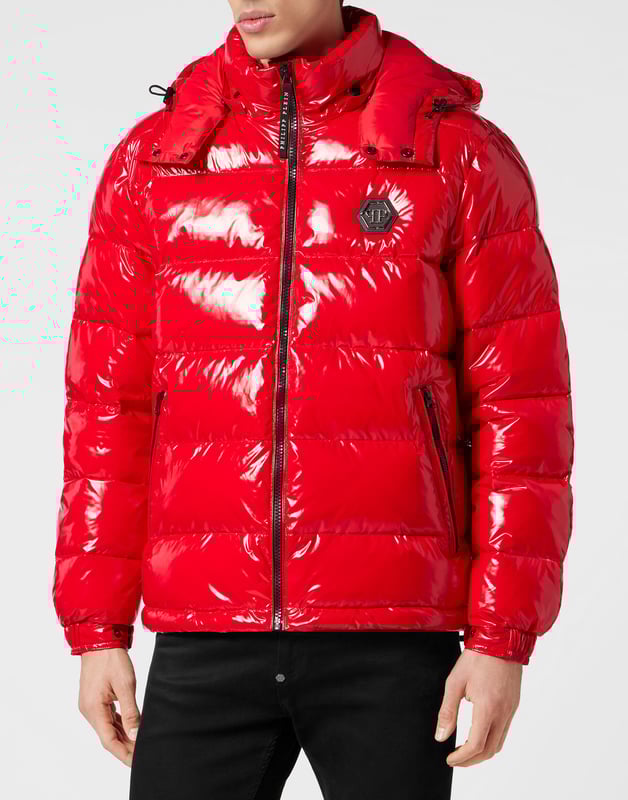 Hoogglanzende nylon bomber met dons en capuchon. Het kledingstuk is volledig gewatteerd. Een saffiaanleren patch met de PP Hexagon is op de linkerborst genaaid. Ritssluiting en twee steekzakken met rits. Manchetten met drukknopen. Koord onderaan de zoom. Zachte voering.