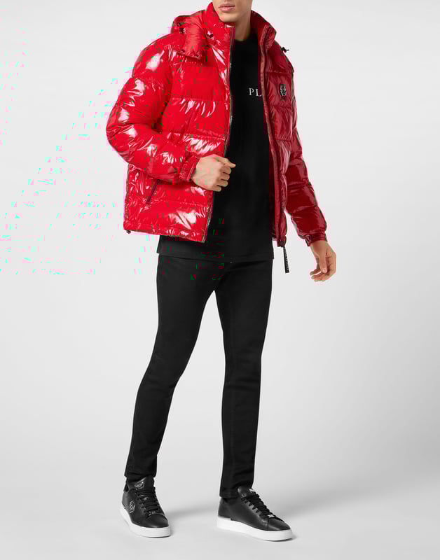 Hoogglanzende nylon bomber met dons en capuchon. Het kledingstuk is volledig gewatteerd. Een saffiaanleren patch met de PP Hexagon is op de linkerborst genaaid. Ritssluiting en twee steekzakken met rits. Manchetten met drukknopen. Koord onderaan de zoom. Zachte voering.