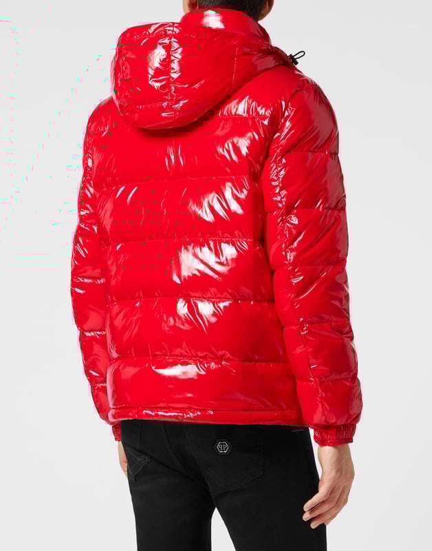 Hoogglanzende nylon bomber met dons en capuchon. Het kledingstuk is volledig gewatteerd. Een saffiaanleren patch met de PP Hexagon is op de linkerborst genaaid. Ritssluiting en twee steekzakken met rits. Manchetten met drukknopen. Koord onderaan de zoom. Zachte voering.