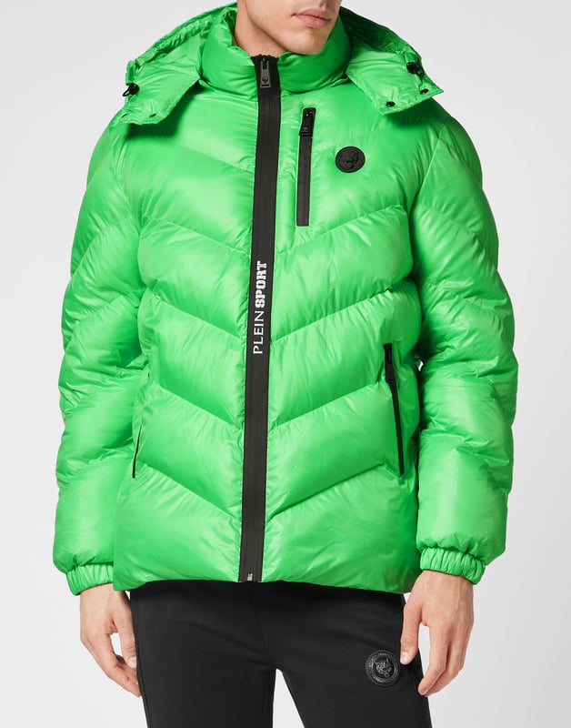 Echa un vistazo a esta chaqueta con capucha acolchada y aislante adecuada para después del entrenamiento. Cálida, ligera y con una protección óptima.   Nylon mate, acolchado   El icónico Tigre bordado en la espalda   Capucha desmontable   Cierre de cremallera impermeable con logotipo en la parte delantera  Cierres de cremallera impermeables en los bolsillos  Parche de silicona con logotipo cosido en el pecho izquierdo   Dobladillos elásticos   Cola de pez   Forro interior   Aislamiento sintético