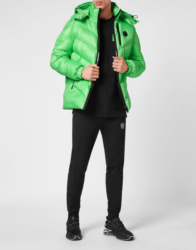 Echa un vistazo a esta chaqueta con capucha acolchada y aislante adecuada para después del entrenamiento. Cálida, ligera y con una protección óptima.   Nylon mate, acolchado   El icónico Tigre bordado en la espalda   Capucha desmontable   Cierre de cremallera impermeable con logotipo en la parte delantera  Cierres de cremallera impermeables en los bolsillos  Parche de silicona con logotipo cosido en el pecho izquierdo   Dobladillos elásticos   Cola de pez   Forro interior   Aislamiento sintético