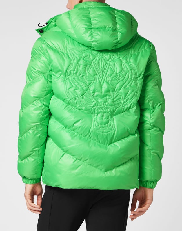 Echa un vistazo a esta chaqueta con capucha acolchada y aislante adecuada para después del entrenamiento. Cálida, ligera y con una protección óptima.   Nylon mate, acolchado   El icónico Tigre bordado en la espalda   Capucha desmontable   Cierre de cremallera impermeable con logotipo en la parte delantera  Cierres de cremallera impermeables en los bolsillos  Parche de silicona con logotipo cosido en el pecho izquierdo   Dobladillos elásticos   Cola de pez   Forro interior   Aislamiento sintético