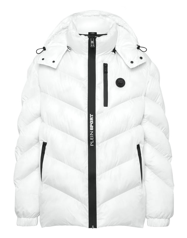 Echa un vistazo a esta chaqueta con capucha acolchada y aislante adecuada para después del entrenamiento. Cálida, ligera y con una protección óptima.   Nylon mate, acolchado   El icónico Tigre bordado en la espalda   Capucha desmontable   Cierre de cremallera impermeable con logotipo en la parte delantera  Cierres de cremallera impermeables en los bolsillos  Parche de silicona con logotipo cosido en el pecho izquierdo   Dobladillos elásticos   Cola de pez   Forro interior   Aislamiento sintético