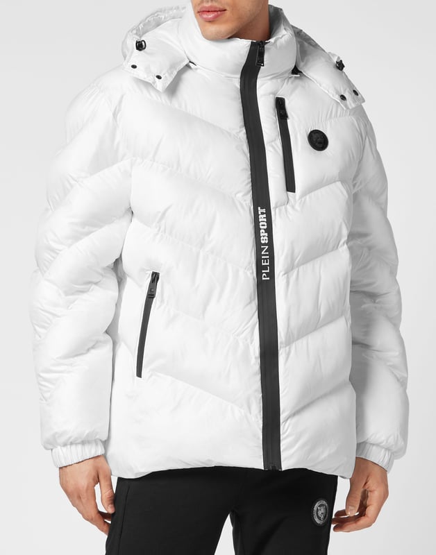 Echa un vistazo a esta chaqueta con capucha acolchada y aislante adecuada para después del entrenamiento. Cálida, ligera y con una protección óptima.   Nylon mate, acolchado   El icónico Tigre bordado en la espalda   Capucha desmontable   Cierre de cremallera impermeable con logotipo en la parte delantera  Cierres de cremallera impermeables en los bolsillos  Parche de silicona con logotipo cosido en el pecho izquierdo   Dobladillos elásticos   Cola de pez   Forro interior   Aislamiento sintético