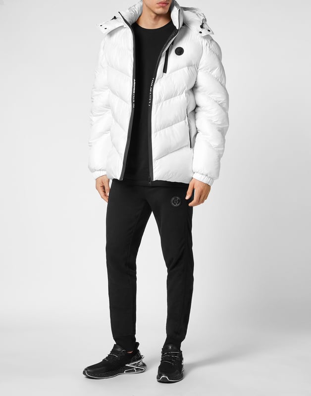 Echa un vistazo a esta chaqueta con capucha acolchada y aislante adecuada para después del entrenamiento. Cálida, ligera y con una protección óptima.   Nylon mate, acolchado   El icónico Tigre bordado en la espalda   Capucha desmontable   Cierre de cremallera impermeable con logotipo en la parte delantera  Cierres de cremallera impermeables en los bolsillos  Parche de silicona con logotipo cosido en el pecho izquierdo   Dobladillos elásticos   Cola de pez   Forro interior   Aislamiento sintético