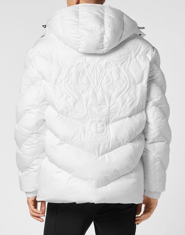 Echa un vistazo a esta chaqueta con capucha acolchada y aislante adecuada para después del entrenamiento. Cálida, ligera y con una protección óptima.   Nylon mate, acolchado   El icónico Tigre bordado en la espalda   Capucha desmontable   Cierre de cremallera impermeable con logotipo en la parte delantera  Cierres de cremallera impermeables en los bolsillos  Parche de silicona con logotipo cosido en el pecho izquierdo   Dobladillos elásticos   Cola de pez   Forro interior   Aislamiento sintético