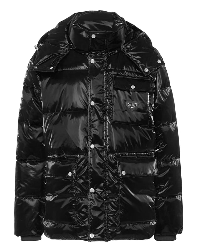 Halten Sie sich stilvoll warm mit dieser gefütterten Nylonjacke, die sowohl für Komfort als auch für Wirkung konzipiert ist. Die glatte, hochglänzende Oberfläche wertet dieses funktionelle Teil auf und macht es perfekt für Wintertage.    Hochglänzende Nylonhülle für einen kühnen, modernen Look.   Vollständig gepolstert und isoliert für optimale Wärme bei kaltem Wetter.   Mehrere Fronttaschen bieten praktischen Stauraum mit Stil.   Druckknopf und Reißverschluss für einen sicheren, mehrschichtigen Sitz.   Ideal für Winterkleidung, die Schutz mit straßentauglichem Stil kombiniert.
