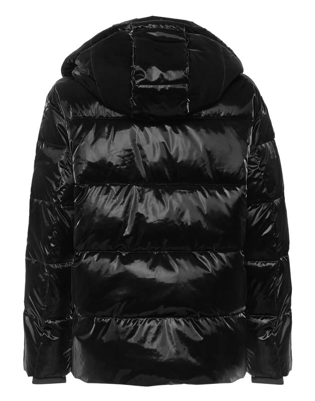 Halten Sie sich stilvoll warm mit dieser gefütterten Nylonjacke, die sowohl für Komfort als auch für Wirkung konzipiert ist. Die glatte, hochglänzende Oberfläche wertet dieses funktionelle Teil auf und macht es perfekt für Wintertage.    Hochglänzende Nylonhülle für einen kühnen, modernen Look.   Vollständig gepolstert und isoliert für optimale Wärme bei kaltem Wetter.   Mehrere Fronttaschen bieten praktischen Stauraum mit Stil.   Druckknopf und Reißverschluss für einen sicheren, mehrschichtigen Sitz.   Ideal für Winterkleidung, die Schutz mit straßentauglichem Stil kombiniert.