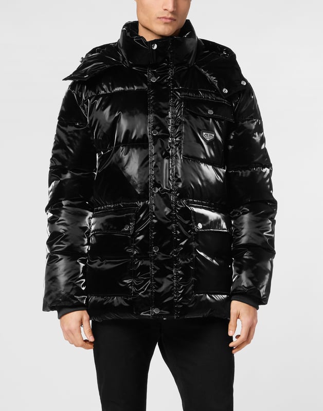 Halten Sie sich stilvoll warm mit dieser gefütterten Nylonjacke, die sowohl für Komfort als auch für Wirkung konzipiert ist. Die glatte, hochglänzende Oberfläche wertet dieses funktionelle Teil auf und macht es perfekt für Wintertage.    Hochglänzende Nylonhülle für einen kühnen, modernen Look.   Vollständig gepolstert und isoliert für optimale Wärme bei kaltem Wetter.   Mehrere Fronttaschen bieten praktischen Stauraum mit Stil.   Druckknopf und Reißverschluss für einen sicheren, mehrschichtigen Sitz.   Ideal für Winterkleidung, die Schutz mit straßentauglichem Stil kombiniert.