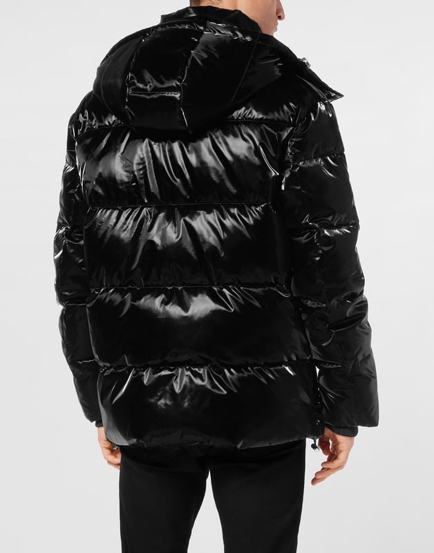 Halten Sie sich stilvoll warm mit dieser gefütterten Nylonjacke, die sowohl für Komfort als auch für Wirkung konzipiert ist. Die glatte, hochglänzende Oberfläche wertet dieses funktionelle Teil auf und macht es perfekt für Wintertage.    Hochglänzende Nylonhülle für einen kühnen, modernen Look.   Vollständig gepolstert und isoliert für optimale Wärme bei kaltem Wetter.   Mehrere Fronttaschen bieten praktischen Stauraum mit Stil.   Druckknopf und Reißverschluss für einen sicheren, mehrschichtigen Sitz.   Ideal für Winterkleidung, die Schutz mit straßentauglichem Stil kombiniert.