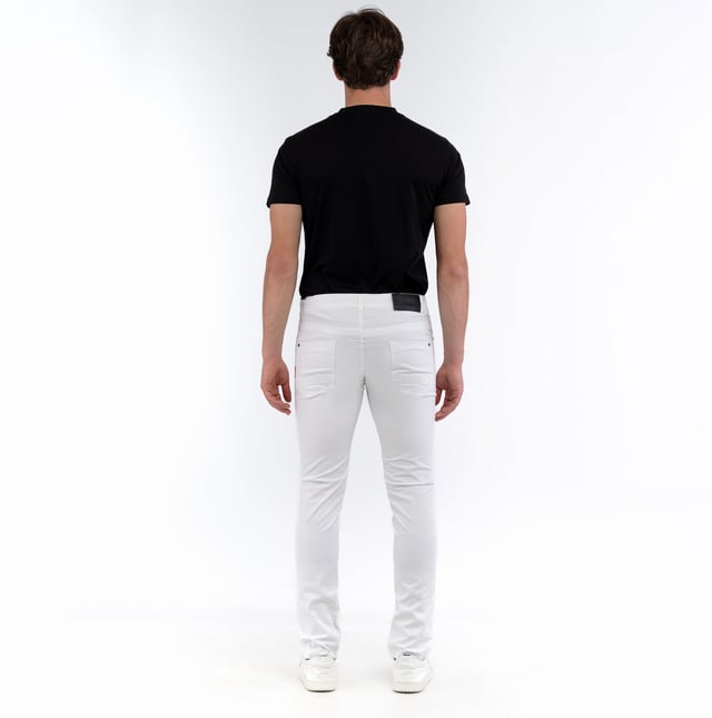 Bringen Sie Ihren Charakter mit Hosen von BIKKEMBERGS zum Ausdruck: klare Linien, präziser Schnitt und ein urbaner Touch, der den Unterschied macht.