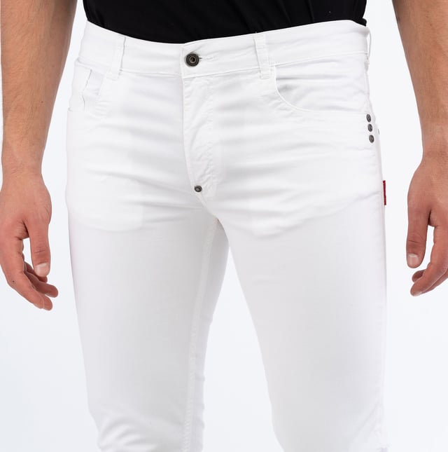 Bringen Sie Ihren Charakter mit Hosen von BIKKEMBERGS zum Ausdruck: klare Linien, präziser Schnitt und ein urbaner Touch, der den Unterschied macht.