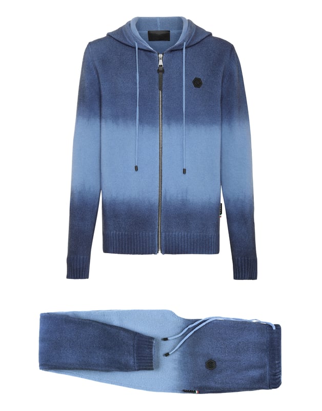 Chillout mit Klasse und Einzigartigkeit? Dann empfehlen wir Ihnen diesen Trainingsanzug aus Kaschmir und Wolle. Die Sweatjacke mit Kapuze hat einen Reißverschluss mit Lederpuller. Die Hose hat einen Kordelzug und italienische Taschen. Das Set ist mit dem PP-Hexagon auf einem Aufnäher aus Saffianleder verziert. Rippstrickbündchen.