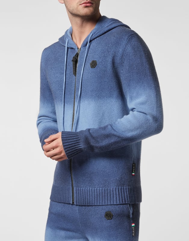 Chillout mit Klasse und Einzigartigkeit? Dann empfehlen wir Ihnen diesen Trainingsanzug aus Kaschmir und Wolle. Die Sweatjacke mit Kapuze hat einen Reißverschluss mit Lederpuller. Die Hose hat einen Kordelzug und italienische Taschen. Das Set ist mit dem PP-Hexagon auf einem Aufnäher aus Saffianleder verziert. Rippstrickbündchen.
