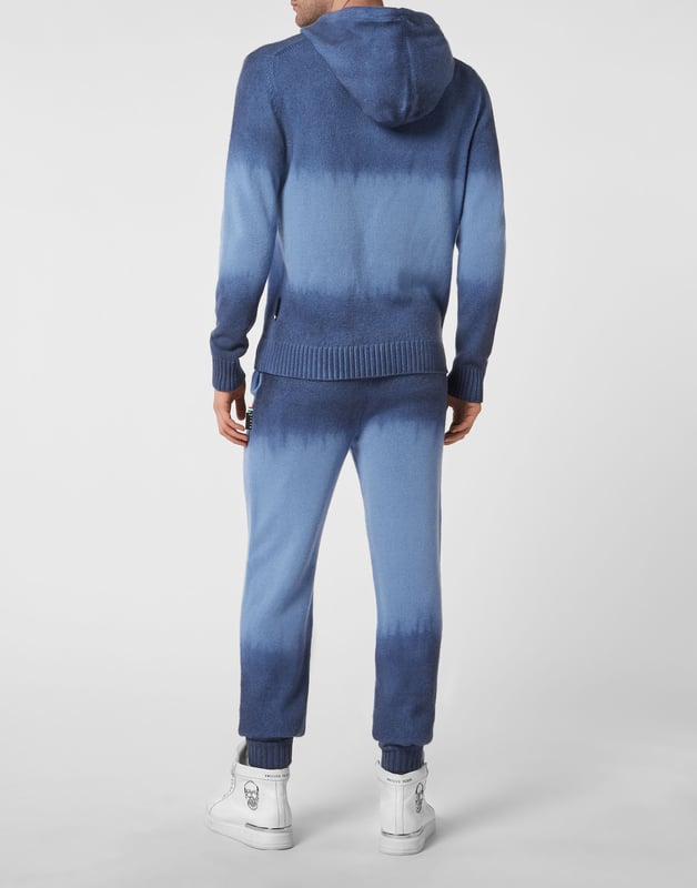 Chillout mit Klasse und Einzigartigkeit? Dann empfehlen wir Ihnen diesen Trainingsanzug aus Kaschmir und Wolle. Die Sweatjacke mit Kapuze hat einen Reißverschluss mit Lederpuller. Die Hose hat einen Kordelzug und italienische Taschen. Das Set ist mit dem PP-Hexagon auf einem Aufnäher aus Saffianleder verziert. Rippstrickbündchen.
