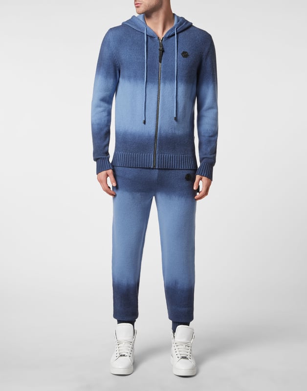 Chillout mit Klasse und Einzigartigkeit? Dann empfehlen wir Ihnen diesen Trainingsanzug aus Kaschmir und Wolle. Die Sweatjacke mit Kapuze hat einen Reißverschluss mit Lederpuller. Die Hose hat einen Kordelzug und italienische Taschen. Das Set ist mit dem PP-Hexagon auf einem Aufnäher aus Saffianleder verziert. Rippstrickbündchen.