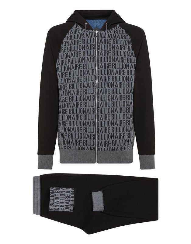 Die Marke Billionaire kann nicht auf ihren Schriftzug verzichten, der ihre Einzigartigkeit verkörpert. Er findet sich als Allover-Motiv vorne auf dem Reißverschluss-Hoodie dieses Jogginganzugs aus Baumwollfleece. Der Hoodie hat außerdem zwei Taschen. Die Hose weist einen Taillenbund mit Zugband, zwei Taschen vorne und eine Gesäßtasche auf. Überall Rippsäume, sowohl an der Jacke als auch an der Hose. Der Hoodie ist mit Innenfutter versehen.