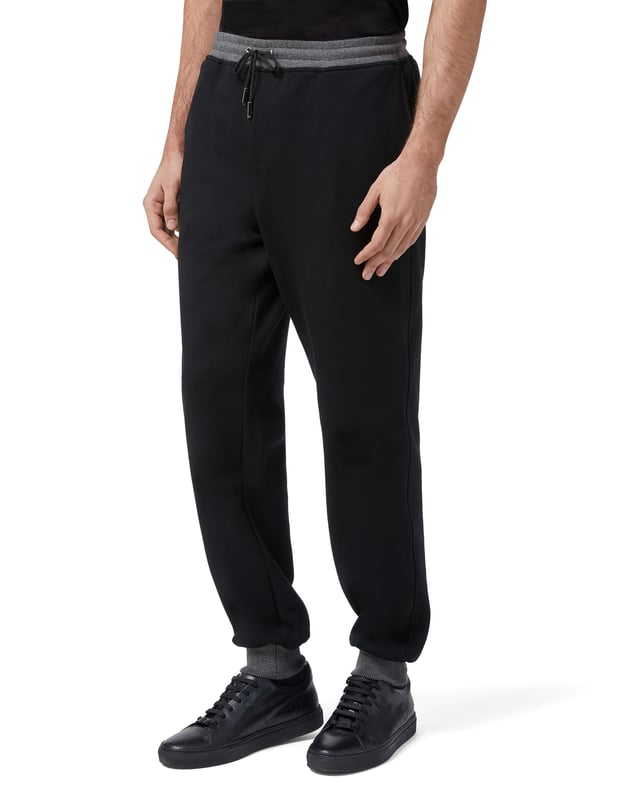 Die Marke Billionaire kann nicht auf ihren Schriftzug verzichten, der ihre Einzigartigkeit verkörpert. Er findet sich als Allover-Motiv vorne auf dem Reißverschluss-Hoodie dieses Jogginganzugs aus Baumwollfleece. Der Hoodie hat außerdem zwei Taschen. Die Hose weist einen Taillenbund mit Zugband, zwei Taschen vorne und eine Gesäßtasche auf. Überall Rippsäume, sowohl an der Jacke als auch an der Hose. Der Hoodie ist mit Innenfutter versehen.
