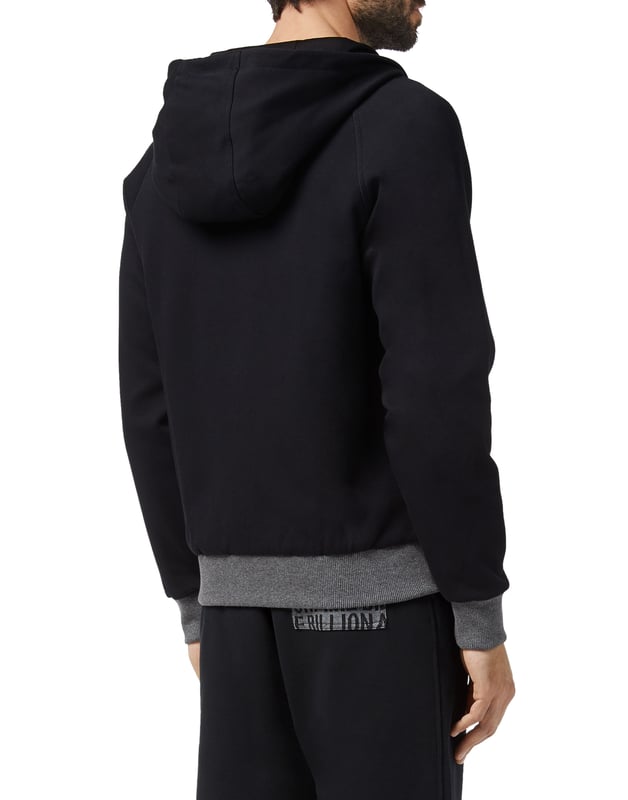Die Marke Billionaire kann nicht auf ihren Schriftzug verzichten, der ihre Einzigartigkeit verkörpert. Er findet sich als Allover-Motiv vorne auf dem Reißverschluss-Hoodie dieses Jogginganzugs aus Baumwollfleece. Der Hoodie hat außerdem zwei Taschen. Die Hose weist einen Taillenbund mit Zugband, zwei Taschen vorne und eine Gesäßtasche auf. Überall Rippsäume, sowohl an der Jacke als auch an der Hose. Der Hoodie ist mit Innenfutter versehen.