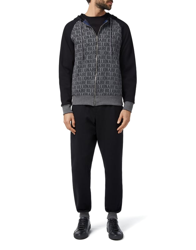 Die Marke Billionaire kann nicht auf ihren Schriftzug verzichten, der ihre Einzigartigkeit verkörpert. Er findet sich als Allover-Motiv vorne auf dem Reißverschluss-Hoodie dieses Jogginganzugs aus Baumwollfleece. Der Hoodie hat außerdem zwei Taschen. Die Hose weist einen Taillenbund mit Zugband, zwei Taschen vorne und eine Gesäßtasche auf. Überall Rippsäume, sowohl an der Jacke als auch an der Hose. Der Hoodie ist mit Innenfutter versehen.