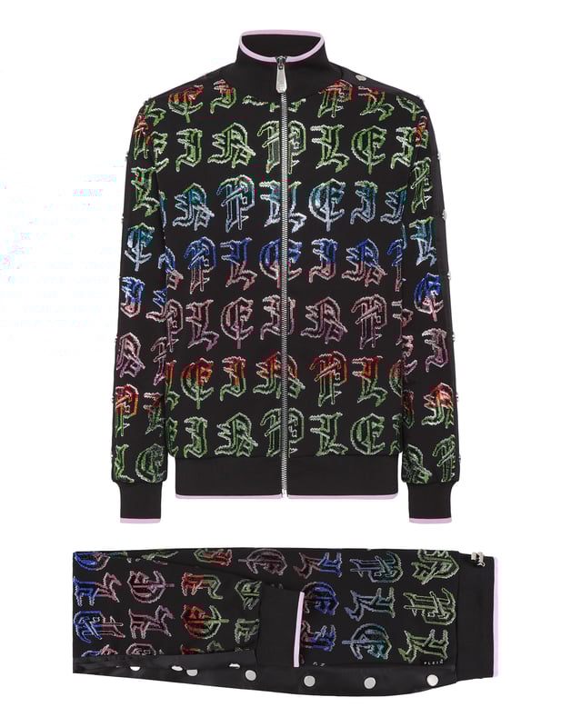 Wir haben diesen Trainingsanzug aus Baumwollfleece mit dem kultigen Gothic-Lettering für Ihren perfekten Laufstil entworfen.   Weiches Baumwoll-Fleece   Strassbesetztes Plein ziert das gesamte Set   Druckknopf-Streifen an Ärmeln und Außennähten   PP-Sechseck auf einem Saffianleder-Badge auf Jacke und Hose   Sweatjacke mit Reißverschluss   Schlitztaschen   Bund mit Stopp-Kordelzug   Rippstrickbündchen