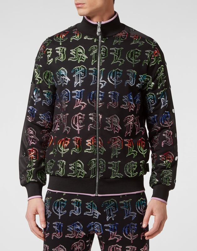 Wir haben diesen Trainingsanzug aus Baumwollfleece mit dem kultigen Gothic-Lettering für Ihren perfekten Laufstil entworfen.   Weiches Baumwoll-Fleece   Strassbesetztes Plein ziert das gesamte Set   Druckknopf-Streifen an Ärmeln und Außennähten   PP-Sechseck auf einem Saffianleder-Badge auf Jacke und Hose   Sweatjacke mit Reißverschluss   Schlitztaschen   Bund mit Stopp-Kordelzug   Rippstrickbündchen