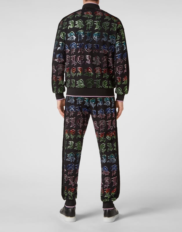 Wir haben diesen Trainingsanzug aus Baumwollfleece mit dem kultigen Gothic-Lettering für Ihren perfekten Laufstil entworfen.   Weiches Baumwoll-Fleece   Strassbesetztes Plein ziert das gesamte Set   Druckknopf-Streifen an Ärmeln und Außennähten   PP-Sechseck auf einem Saffianleder-Badge auf Jacke und Hose   Sweatjacke mit Reißverschluss   Schlitztaschen   Bund mit Stopp-Kordelzug   Rippstrickbündchen