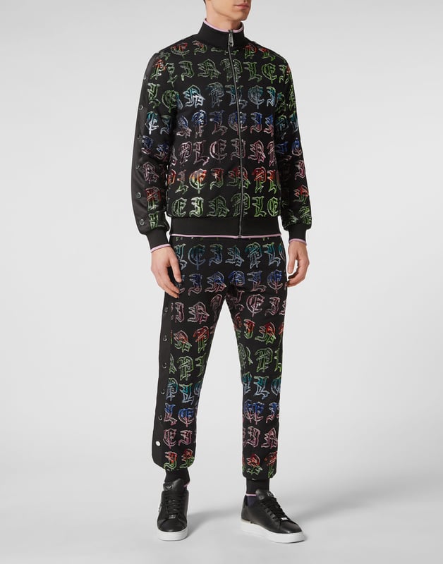Wir haben diesen Trainingsanzug aus Baumwollfleece mit dem kultigen Gothic-Lettering für Ihren perfekten Laufstil entworfen.   Weiches Baumwoll-Fleece   Strassbesetztes Plein ziert das gesamte Set   Druckknopf-Streifen an Ärmeln und Außennähten   PP-Sechseck auf einem Saffianleder-Badge auf Jacke und Hose   Sweatjacke mit Reißverschluss   Schlitztaschen   Bund mit Stopp-Kordelzug   Rippstrickbündchen