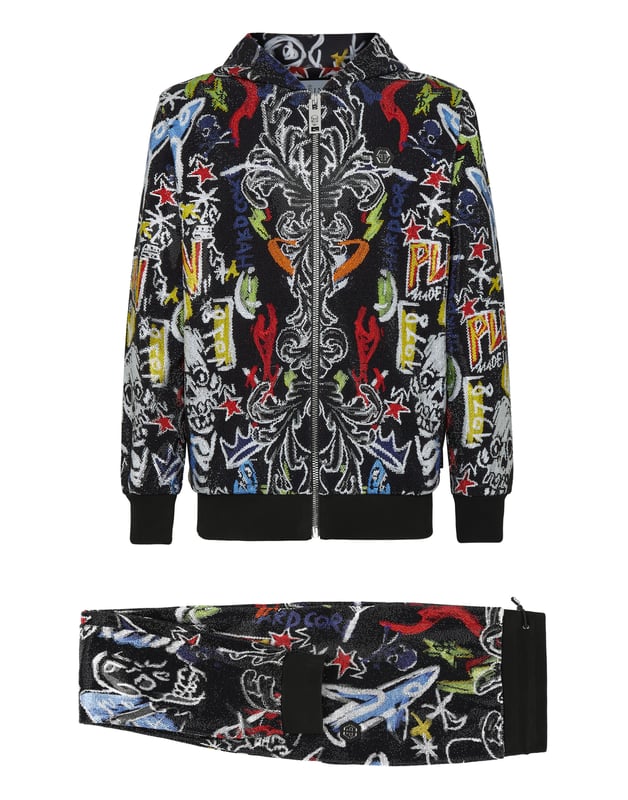 Verfraaid  Je weet dat je stijlvol en uniek kunt joggen, toch? Wij stellen dit katoenen fleece trainingspak voor met een nieuw grafisch patroon van strasapplicaties. Het sweatjack met rits heeft twee steekzakken met rits. De broek heeft een trekkoord en Italiaanse zakken. De set is versierd met de PP Hexagon op een saffiaanleren patch. Ribgebreide zomen.