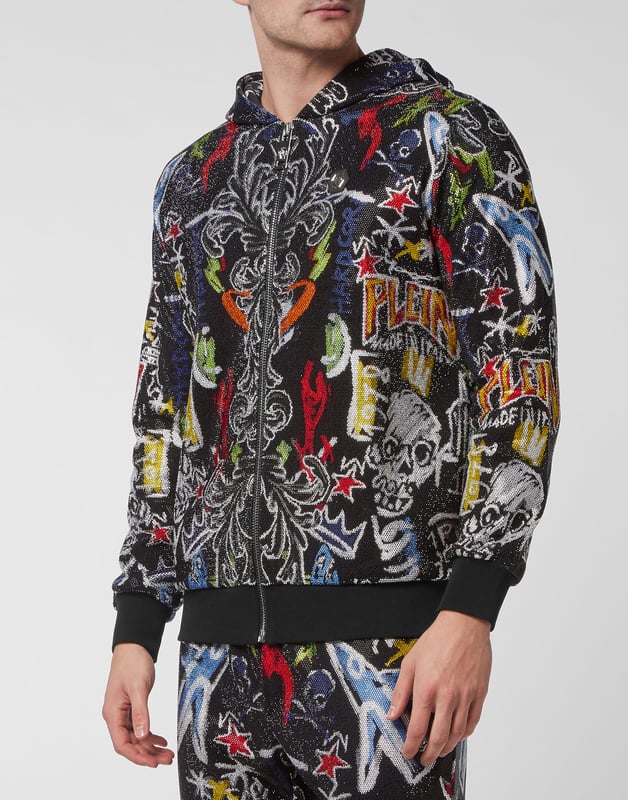 Verfraaid  Je weet dat je stijlvol en uniek kunt joggen, toch? Wij stellen dit katoenen fleece trainingspak voor met een nieuw grafisch patroon van strasapplicaties. Het sweatjack met rits heeft twee steekzakken met rits. De broek heeft een trekkoord en Italiaanse zakken. De set is versierd met de PP Hexagon op een saffiaanleren patch. Ribgebreide zomen.