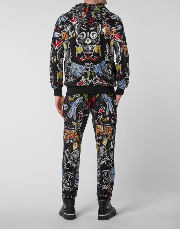 Verfraaid  Je weet dat je stijlvol en uniek kunt joggen, toch? Wij stellen dit katoenen fleece trainingspak voor met een nieuw grafisch patroon van strasapplicaties. Het sweatjack met rits heeft twee steekzakken met rits. De broek heeft een trekkoord en Italiaanse zakken. De set is versierd met de PP Hexagon op een saffiaanleren patch. Ribgebreide zomen.