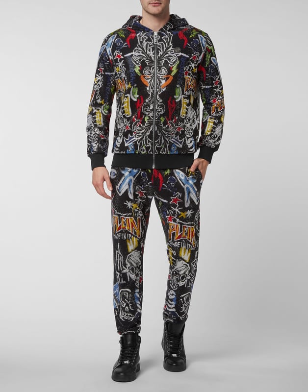 Verfraaid  Je weet dat je stijlvol en uniek kunt joggen, toch? Wij stellen dit katoenen fleece trainingspak voor met een nieuw grafisch patroon van strasapplicaties. Het sweatjack met rits heeft twee steekzakken met rits. De broek heeft een trekkoord en Italiaanse zakken. De set is versierd met de PP Hexagon op een saffiaanleren patch. Ribgebreide zomen.