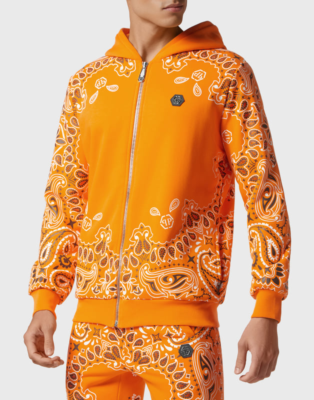 Für Ihren perfekten Laufstil haben wir diesen Trainingsanzug aus Baumwollfleece mit den kultigen Totenkopf- und Paisley-Dekoren entworfen.   Weiches Baumwollfleece im Bandanna-Stil mit Paisley-Print   Der ikonische strassbesetzte Skull-Print auf dem Rücken  PP-Sechseck auf einem Abzeichen aus Saffianleder auf Jacke und Hose   Kapuzenpulli mit Reißverschluss   Schlitztaschen   Bund mit Stopp-Kordelzug   Rippstrickbündchen "
